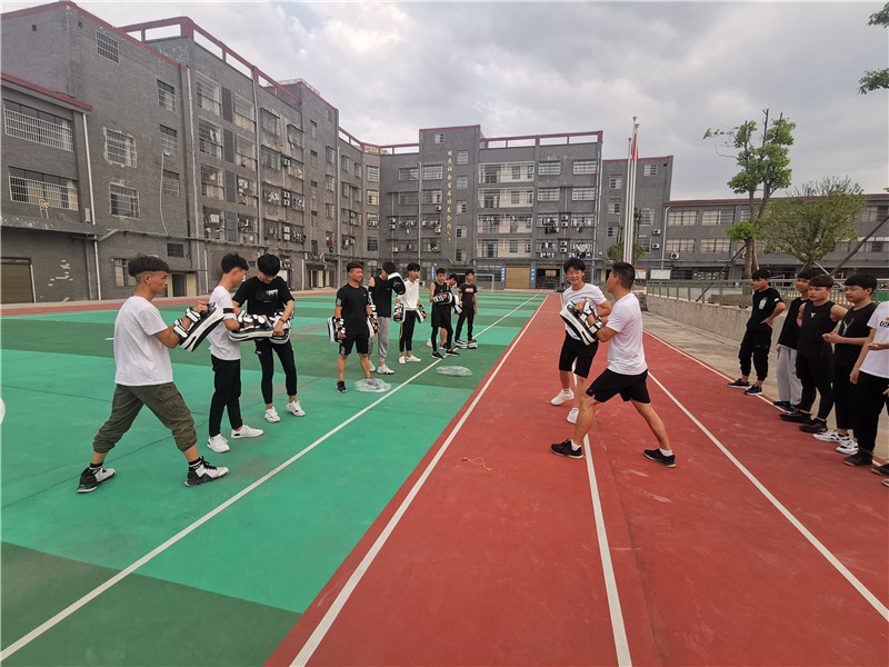 永州市德顺中等职业技术学校--学生在体育课上学习搏击