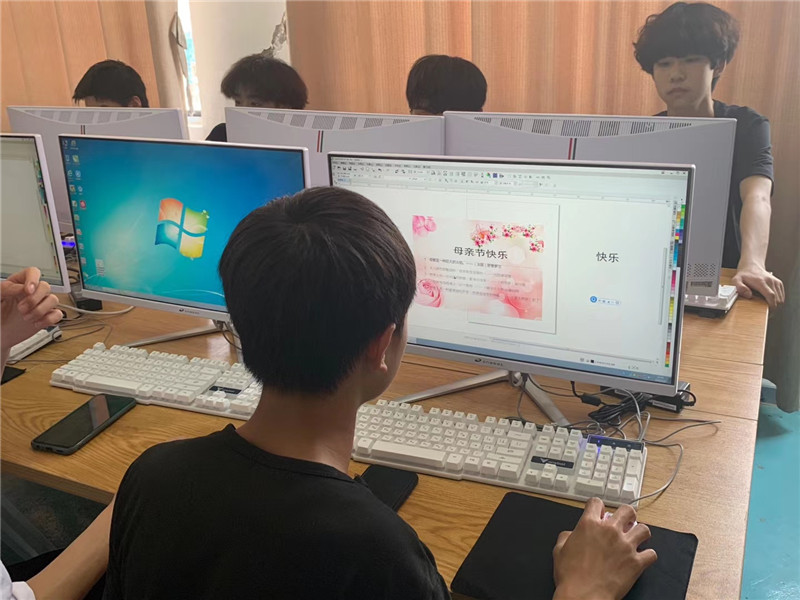 永州市德顺中等职业技术学校---母亲节计算机班用电脑为母亲制作贺卡