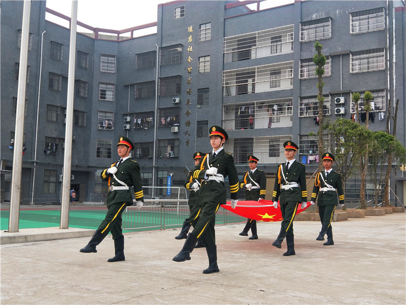 永州市德顺中等职业技术学校--学生组织进行学校护旗手彩排